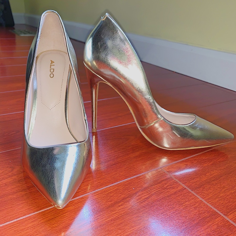 I am selling Aldo heels.